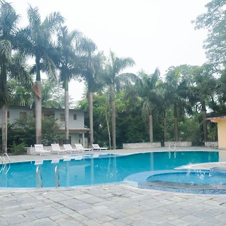 Chitwan Paradise Hotel Sauraha Dış mekan fotoğraf