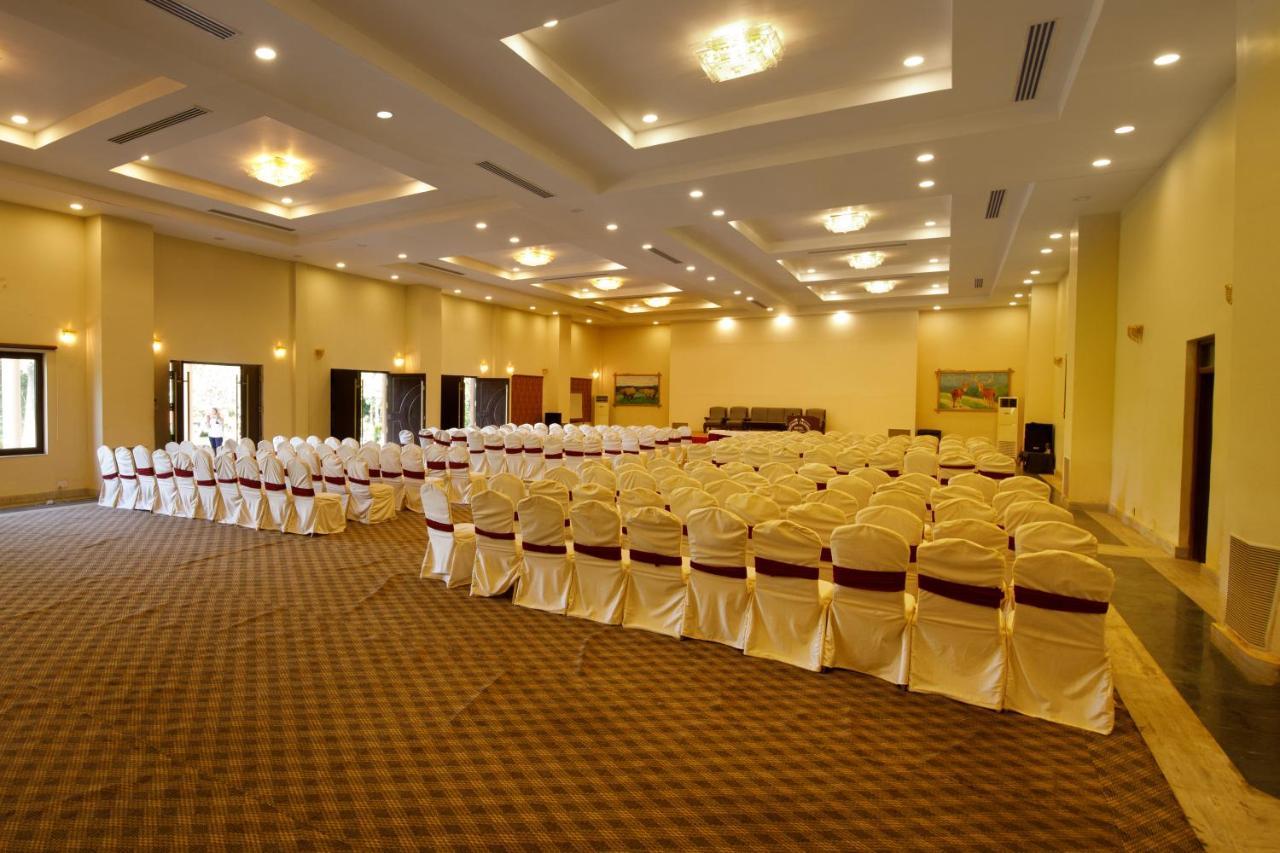 Chitwan Paradise Hotel Sauraha Dış mekan fotoğraf