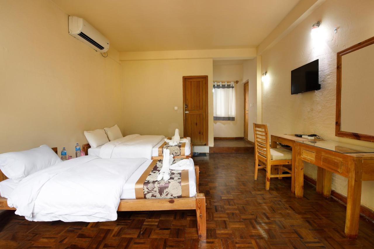 Chitwan Paradise Hotel Sauraha Dış mekan fotoğraf