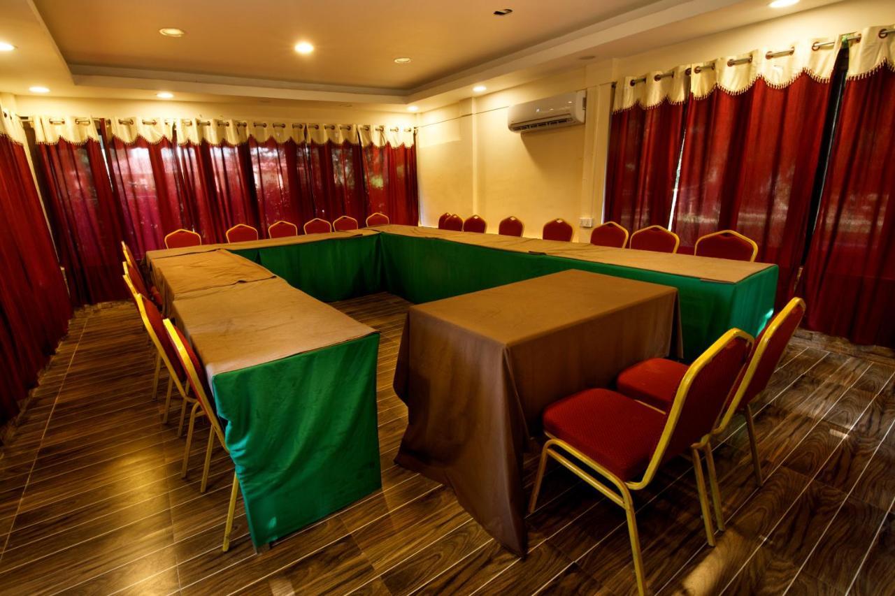 Chitwan Paradise Hotel Sauraha Dış mekan fotoğraf