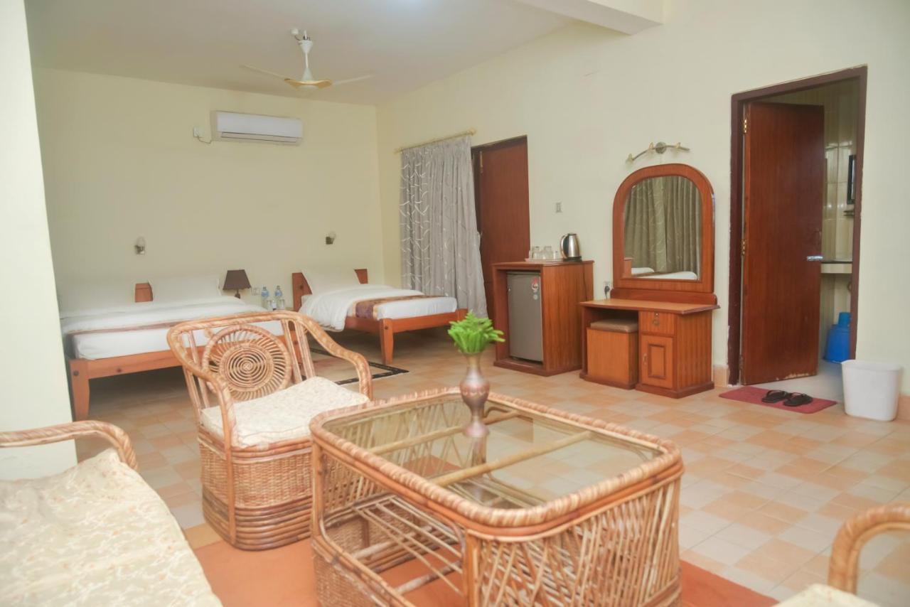 Chitwan Paradise Hotel Sauraha Dış mekan fotoğraf