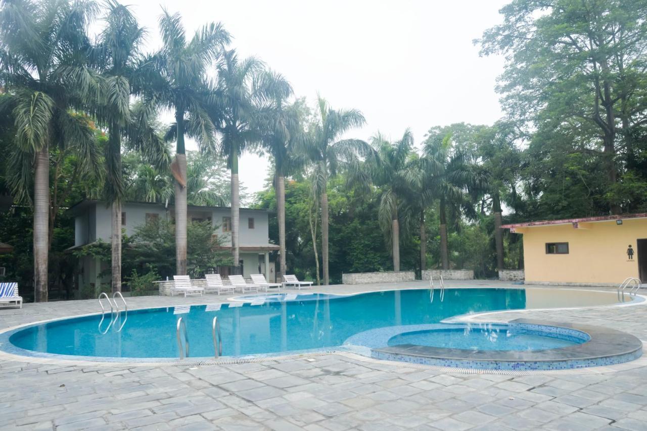 Chitwan Paradise Hotel Sauraha Dış mekan fotoğraf