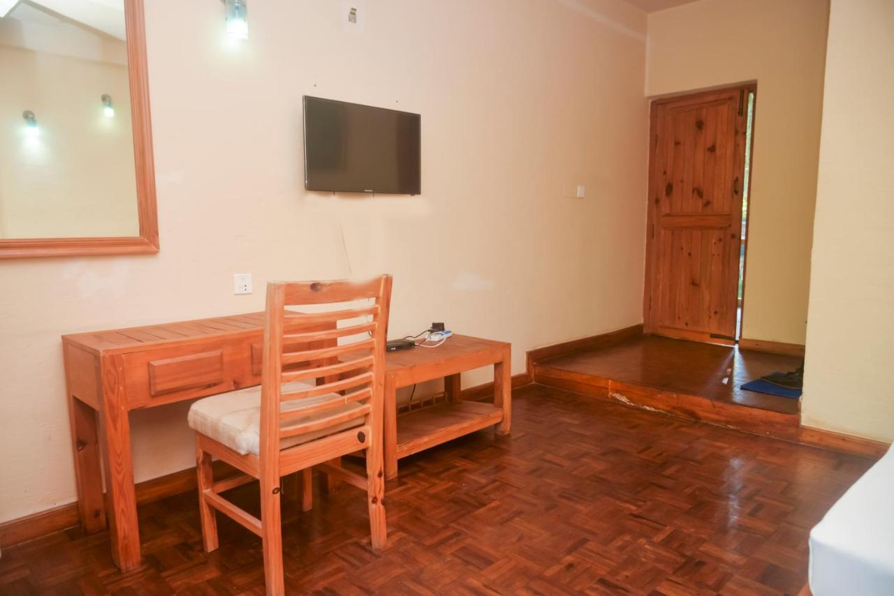 Chitwan Paradise Hotel Sauraha Dış mekan fotoğraf
