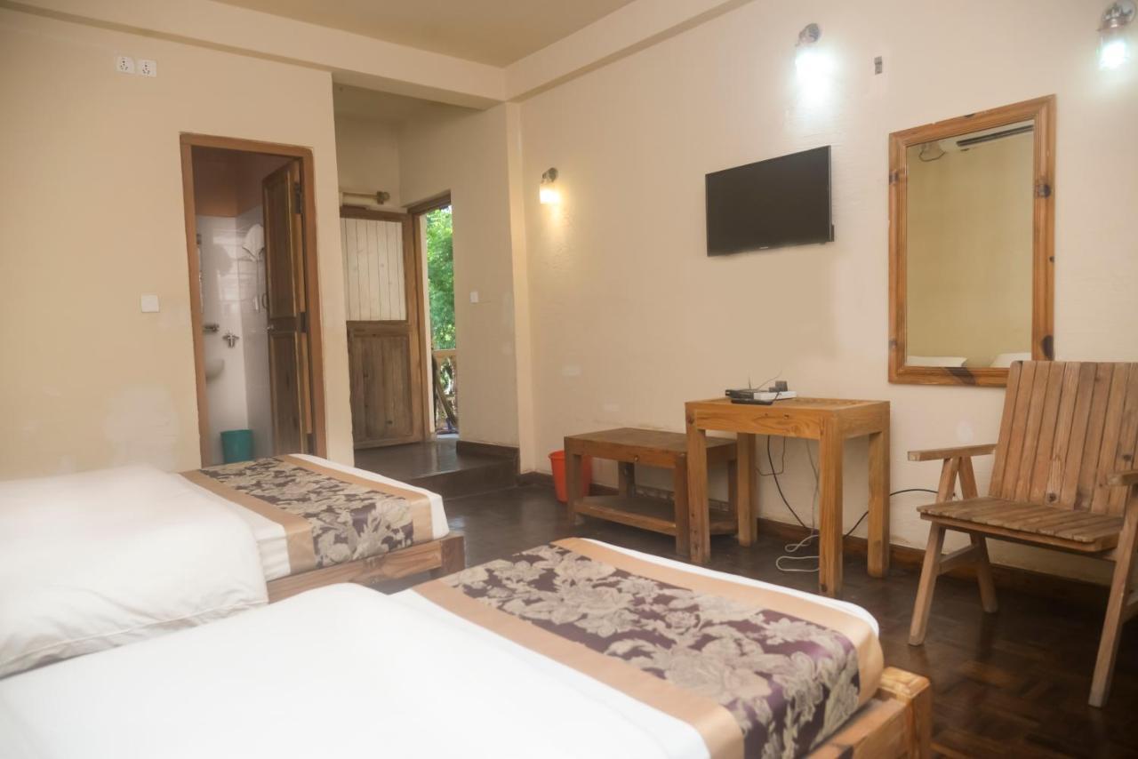Chitwan Paradise Hotel Sauraha Dış mekan fotoğraf
