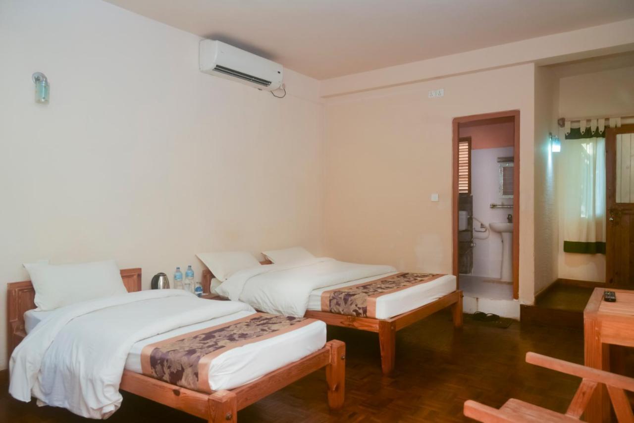 Chitwan Paradise Hotel Sauraha Dış mekan fotoğraf