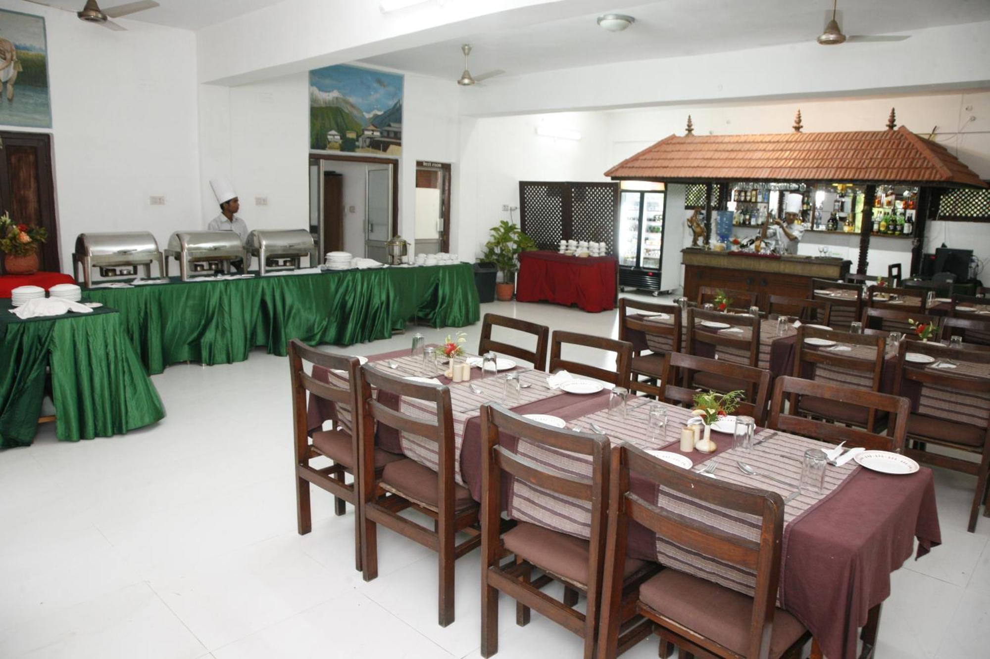 Chitwan Paradise Hotel Sauraha Dış mekan fotoğraf