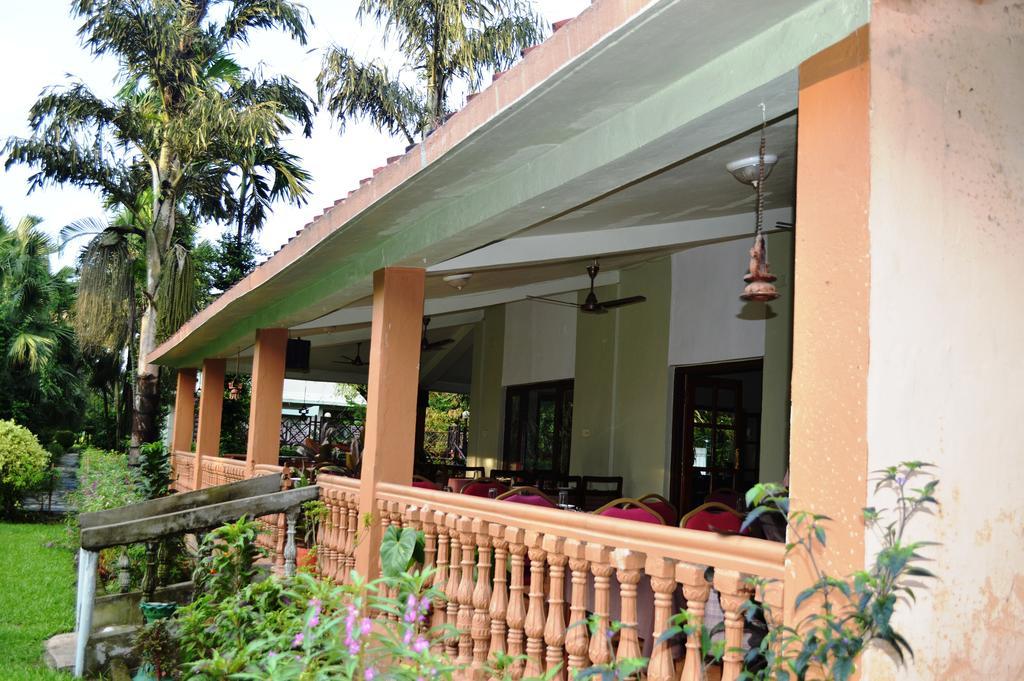 Chitwan Paradise Hotel Sauraha Dış mekan fotoğraf