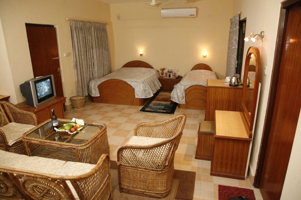 Chitwan Paradise Hotel Sauraha Dış mekan fotoğraf
