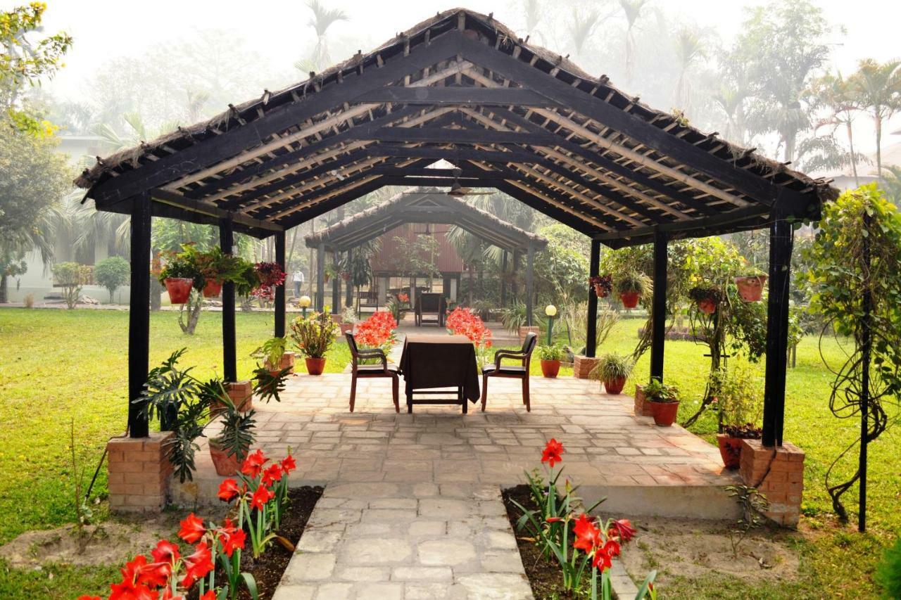 Chitwan Paradise Hotel Sauraha Dış mekan fotoğraf