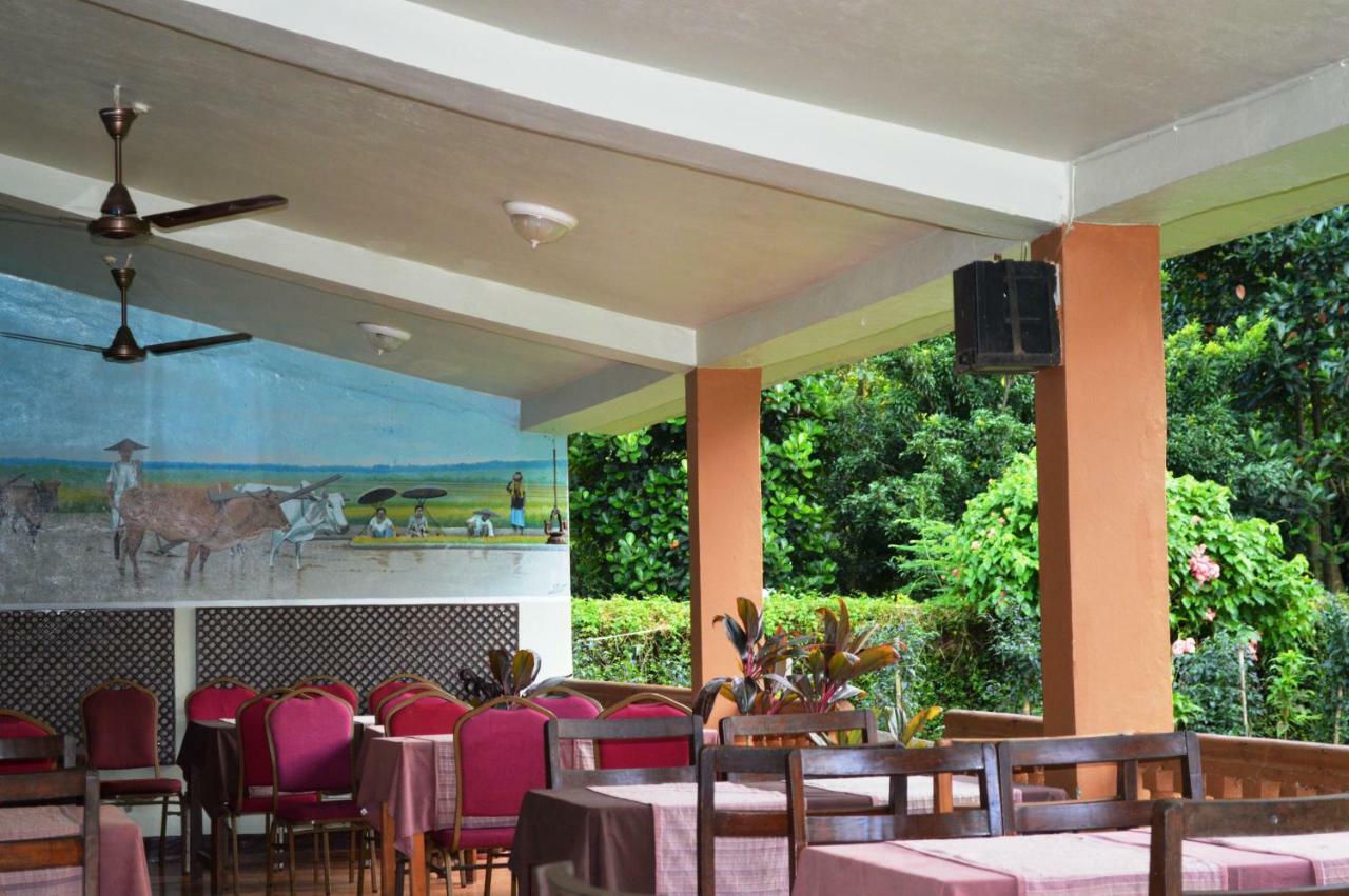 Chitwan Paradise Hotel Sauraha Dış mekan fotoğraf