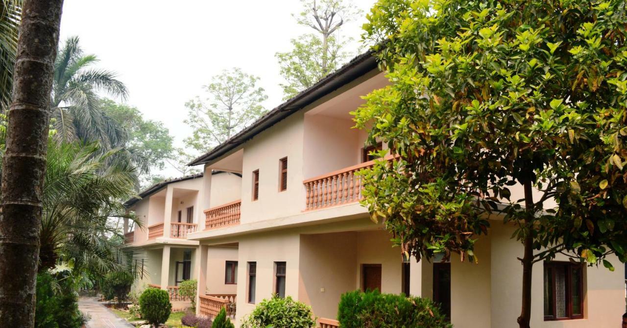 Chitwan Paradise Hotel Sauraha Dış mekan fotoğraf