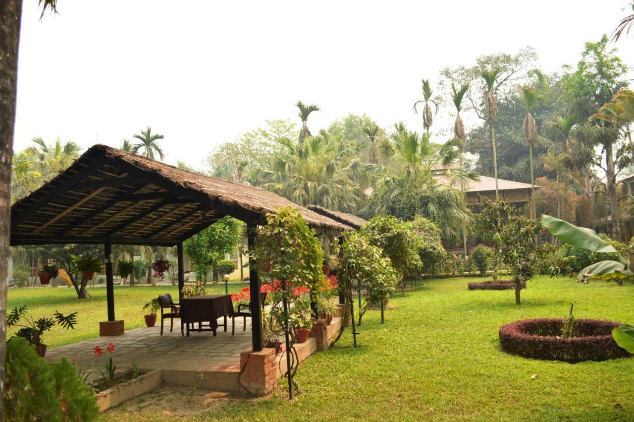 Chitwan Paradise Hotel Sauraha Dış mekan fotoğraf
