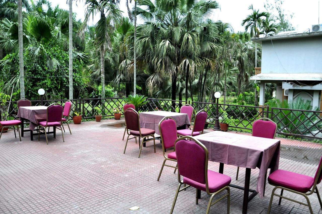 Chitwan Paradise Hotel Sauraha Dış mekan fotoğraf