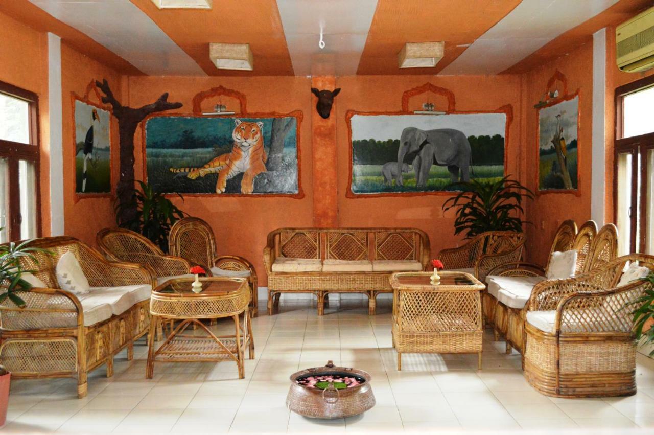 Chitwan Paradise Hotel Sauraha Dış mekan fotoğraf